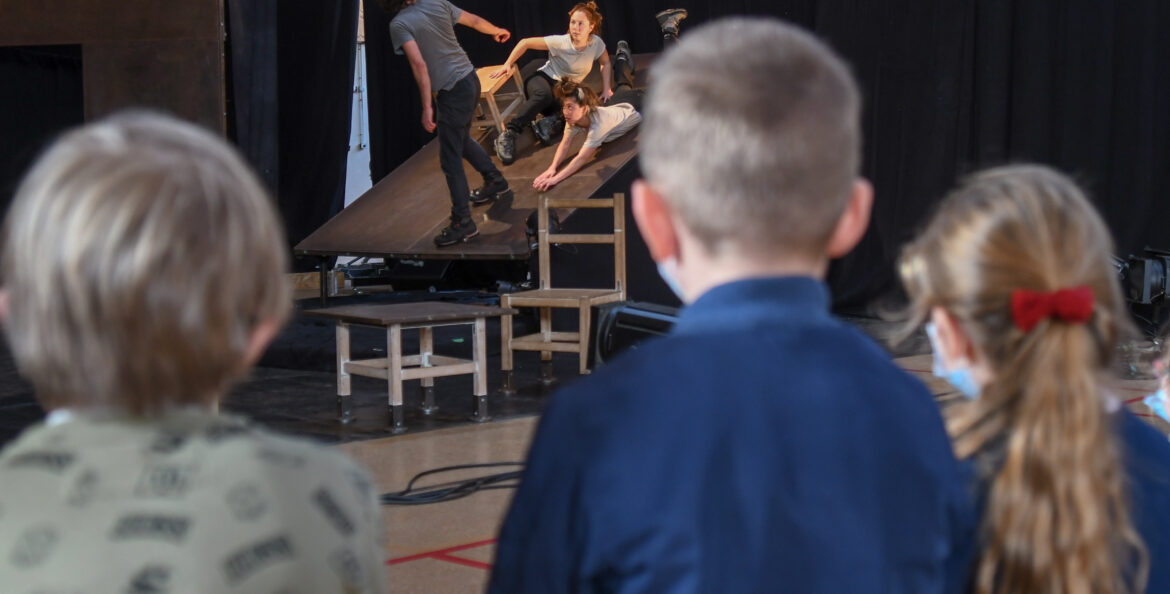 Enfant face à un spectacle